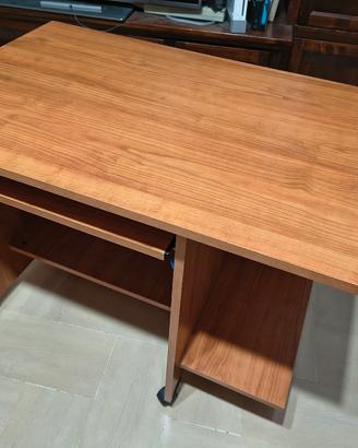 Scrivania porta computer con rotelle 