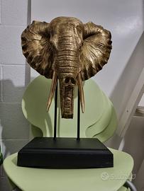 Testa di elefante decorativa su piedistallo