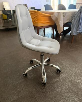 Sedia da ufficio grigia in ecopelle con ruote
