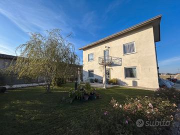 casa singola con due appartamenti 