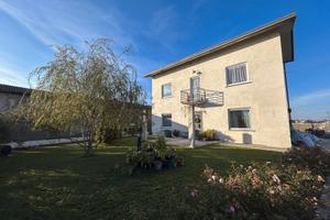 casa singola con due appartamenti 