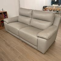 Divano in ecopelle con sedute relax elettriche
