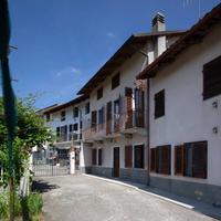 Casa libera su due lati disposta su tre livelli di
