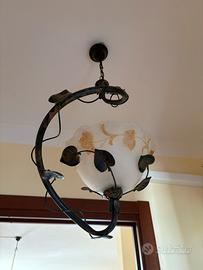 Lampadario ferro batturo e vetro decorato