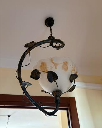 Lampadario ferro batturo e vetro decorato