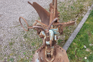 Aratro voltaorecchio per trattori Pasquali