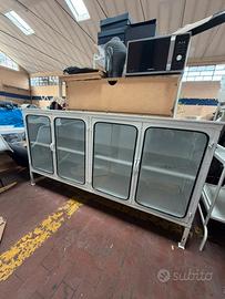 Credenza industriale in ferro con ante di vetro