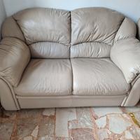 divano 2 posti leggermente usurato TRATTABILE 