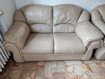 divano 2 posti leggermente usurato TRATTABILE 