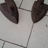 coppia di antichi ferri da stiro