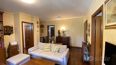 Appartamento di 155 m² con più di 5 locali e box a