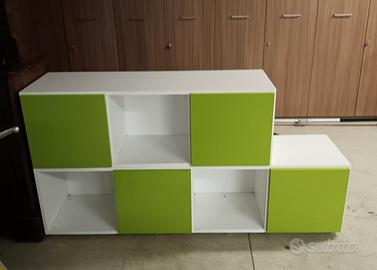 Libreria bassa con antine e parte a giorno