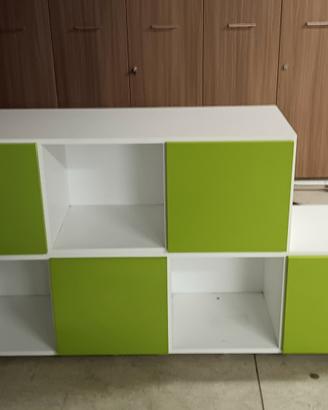 Libreria bassa con antine e parte a giorno