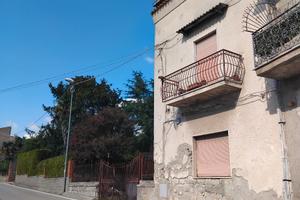 Casa indipendente con ampio giardino