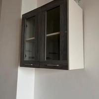 Due pensili con vetrina frontale