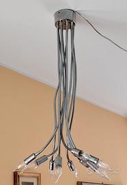Lampadario cromato a bracci flessibili.