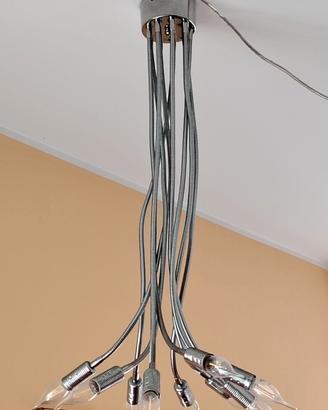 Lampadario cromato a bracci flessibili.