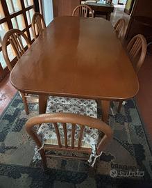 Tavolo da 6 posti in legno con sedie