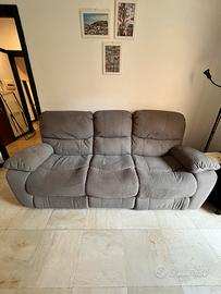 Divano grigrio tre piazze reclinabile