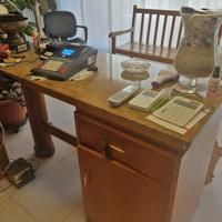 mobili per parrucchieri in legno listellare.