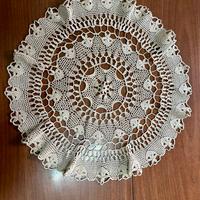 Centrino all’uncinetto fatto a mano color avorio