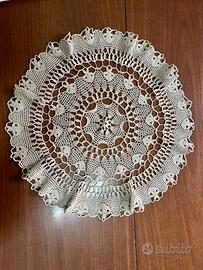 Centrino all’uncinetto fatto a mano color avorio