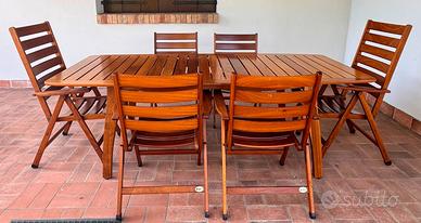 Tavolo e sedie da giardino in legno