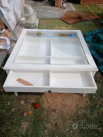 Tavolino con cassettone a vista