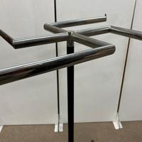 Stand in ferro per esporre abbigliamento