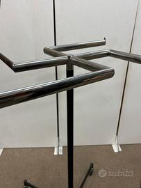 Stand in ferro per esporre abbigliamento