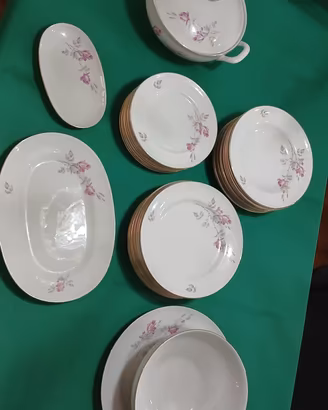 servizio di piatti in porcellana