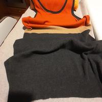 Abito smanicato in lana arancione e grigio