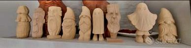 Icone religiose e gnomi scolpiti nel legno