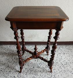 Tavolino in noce Antico