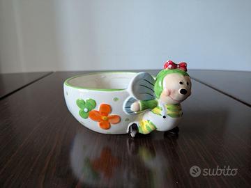 Ciotola in porcellana primaverile con farfalla