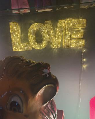 insegna luminosa love