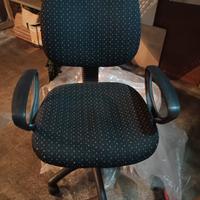 Sedia con braccioli e ruote 