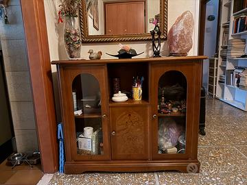mobiletto in legno e vetrina