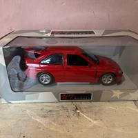 Ford Escort RS Cosworth scala 1:18 UT model