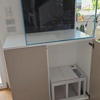 Acquario con mobile e accessori