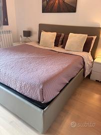 Letto matrimoniale  con rete a doghe sollevabile