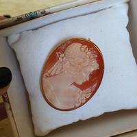 Spilla con Cammeo in oro giallo. 