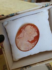 Spilla con Cammeo in oro giallo. 