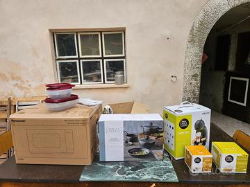 Diversi oggetti per la cucina usati pochissimo