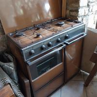 cucina a gas GPL marca Boreal con bombola piena di