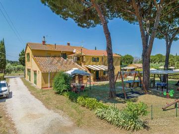 Rustico / Casale di 1000 m² con più di 5 locali a 