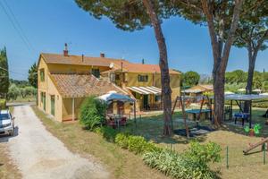 Rustico / Casale di 1000 m² con più di 5 locali a 