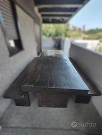 Tavolo in legno con due panche