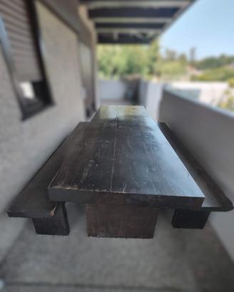 Tavolo in legno con due panche
