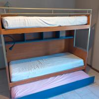 Cameretta con tre letti e armadi 